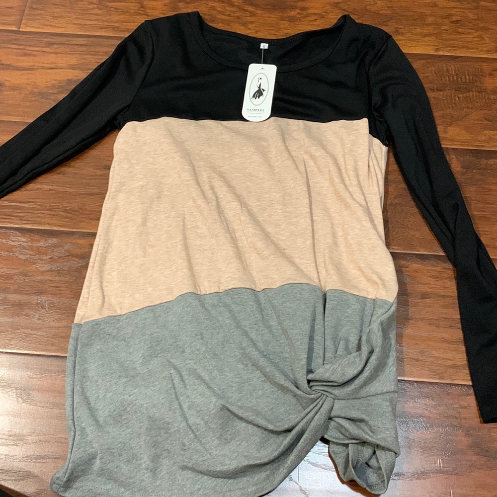 Colorblock top. Looks great with leggings!